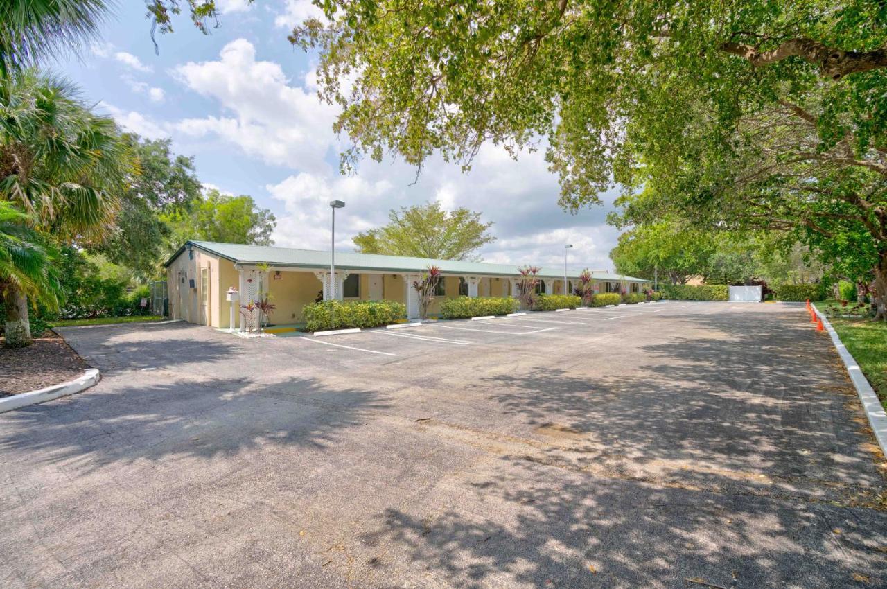 Tequesta Palms Inn Экстерьер фото